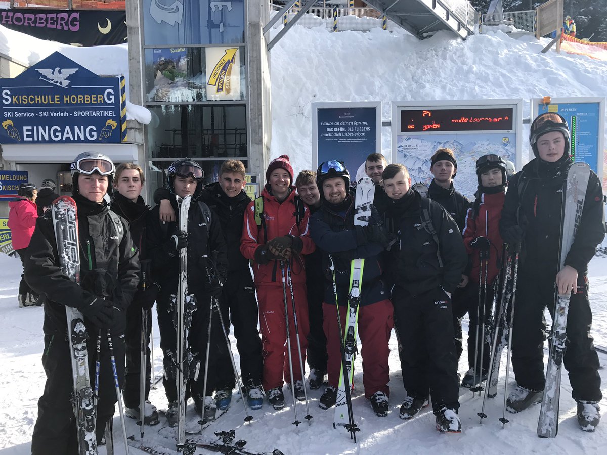 ErithSki18's tweet photo. Four skiing groups with instructors 👍🏻😃🎿⛷❄️ https://t.co/c7yperpmSa