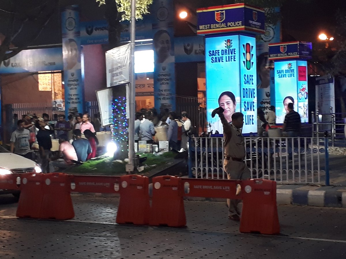 Savi_IFS's tweet photo. Witnessed constable in action at 10pm.
Controlling crowd,making way,managing traffic,telling directions,facilitating VIP movement,dealing with arguing public.
Average Indian is hard worker.Need performace based incentive systm
#DignityForWork #SaluteToUniform #IncredibleIndia https://t.co/JUfSgJVcuY