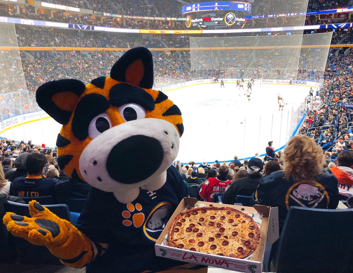 توییتر Buffalo Sabres در توییتر: «Happy #NationalPizzaDay 🍕🍕🍕 - with La Nova 😻 https://t.co/zjBYeydoi5»