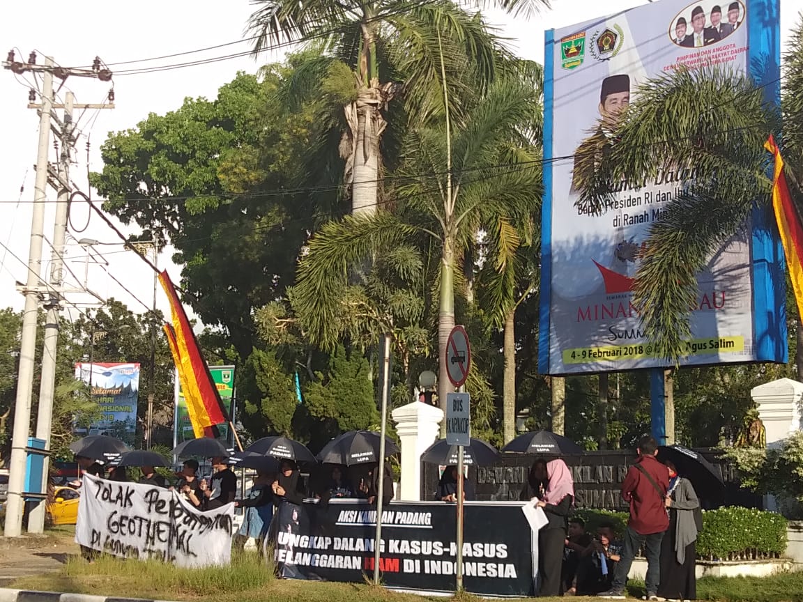 aksikamisanpdg's tweet photo. Aksi Kamisan Padang ke-4 (Masih) Tolak Pembangunan Geothermal dan Hentikan Kriminalisasi Petani. #aksikamisan #aksikamisanpadang #aksikamisanpadang4 #melawanbersama #joinforce #gunungtalanglestari #hiduprakyat. https://t.co/10i2oHaRGe