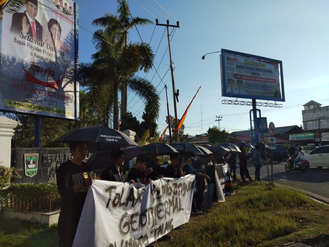 aksikamisanpdg's tweet photo. Aksi Kamisan Padang ke-4 (Masih) Tolak Pembangunan Geothermal dan Hentikan Kriminalisasi Petani. #aksikamisan #aksikamisanpadang #aksikamisanpadang4 #melawanbersama #joinforce #gunungtalanglestari #hiduprakyat. https://t.co/10i2oHaRGe