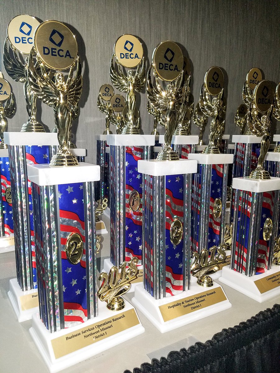 LNDECA's tweet photo. EEEEK! || It's time for awards. #DECAROOS #DECA #DECALOVE https://t.co/TtZHdIGOXD