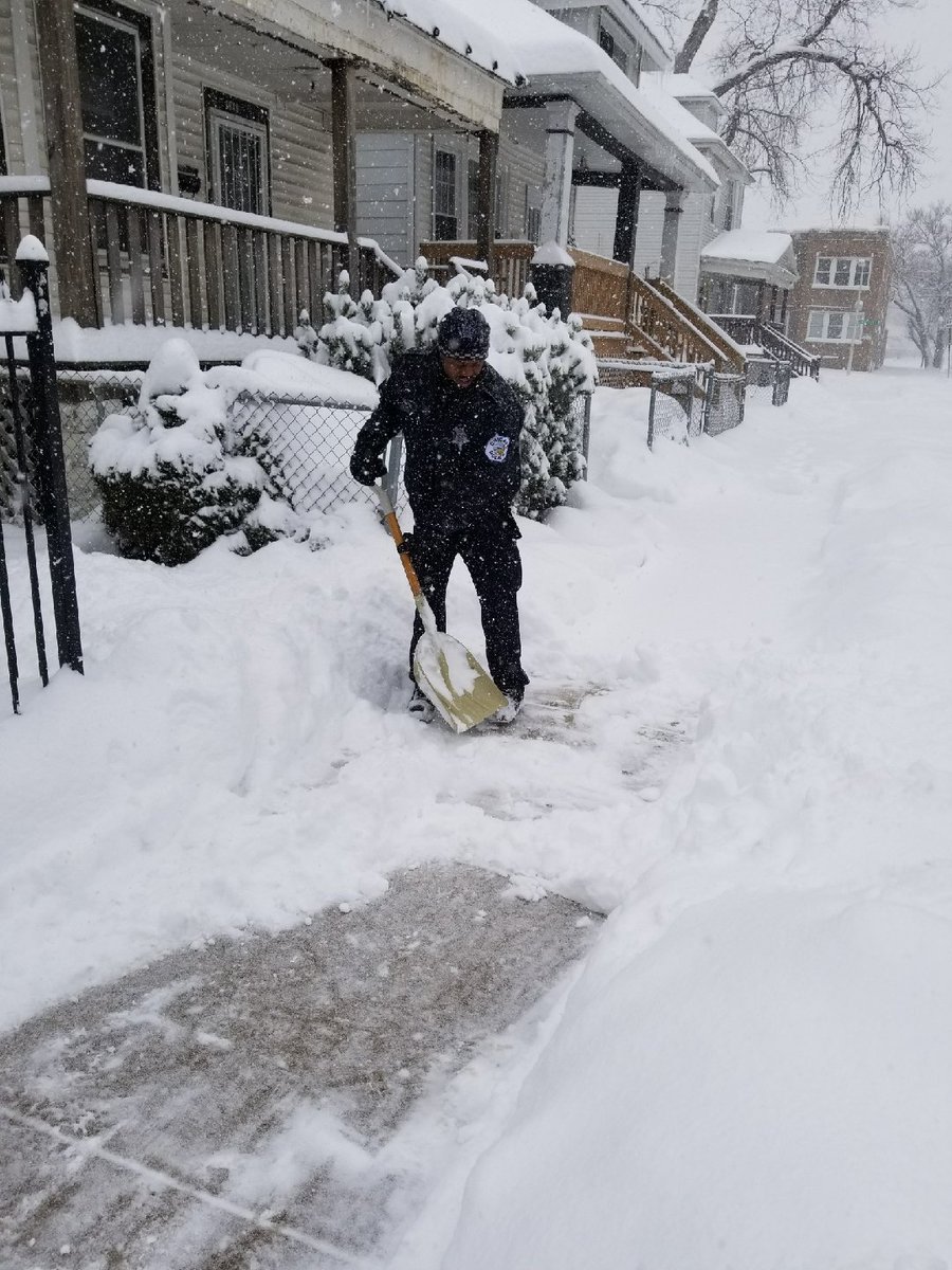 ChicagoCAPS07's tweet photo. @ChicagoCAPS07 Giving Our #Englewood Residents A Helping Hand in the Winter Snow Storm #PositiveCommunityInteraction
#CommunityPolicing @Chicago_Police @RLopez15thWard @tmwkenglewood @Join_RAGE @iGrowChi @ge_chamber @ImagineUsIf https://t.co/gvSY8kSjc2