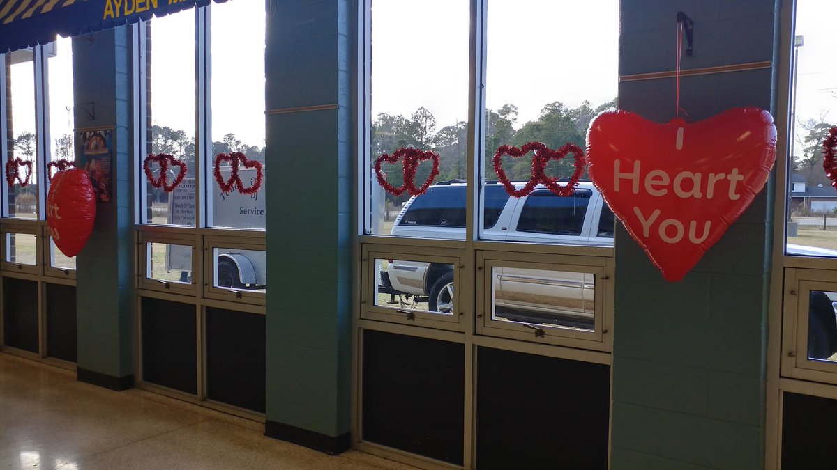 AydenMiddle's tweet image. @AydenMiddle the DJ is here and the decorations are going up. #Sweetheart