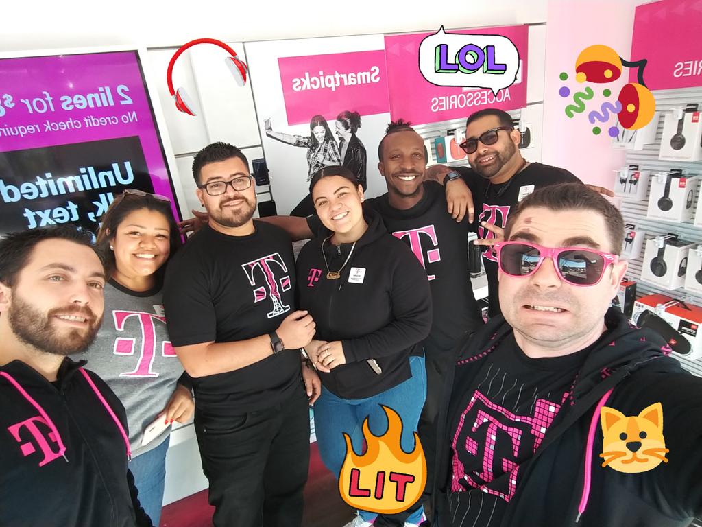 thomas_stephan3's tweet photo. Last day with @MagentaFleetLA !! #TmobileTruck #Trucklife #beepbeep https://t.co/GRDt51614E