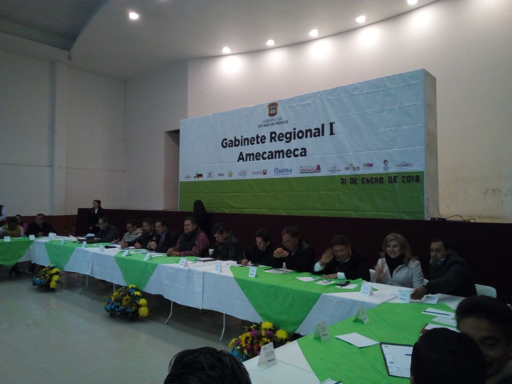 INSUSMEXICO's tweet photo. EL Delegado Lic. Carlos Antonio Quijada Arias lleva a cabo la presentación del INSUS en el gabinete regional I del Municipio de Amecameca. https://t.co/IEHfg0MLDg
