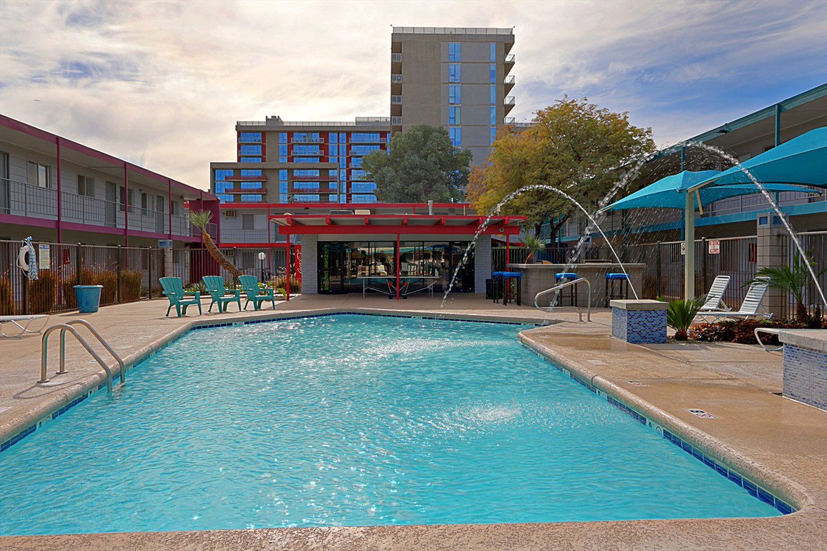 UPointeTempe's tweet image. Did you know that 85% of the year in Arizona is sunny? Stop by our office to tour one of our 9 sparkling pools and see our current specials! ☀️🌵
 #ArizonaWeek #sunshine #sparklingpool #universitypointe