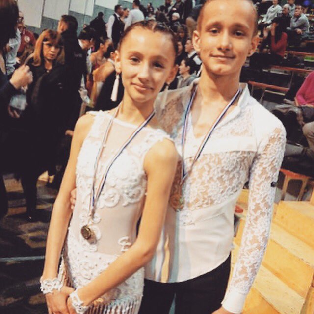 AlVotrestyle's tweet photo. Création chemise de danse latine pour Melvin lors de sa dernière compétition en simili cuir et dentelle #danse #competition #latine #creation #surmesure #danseurs #danselatine #latino #white #blanc #similicuir #dentelle #lace #aidaleoncreation #creatrice #mode #fashiondesigner https://t.co/yOvSPTLBLq