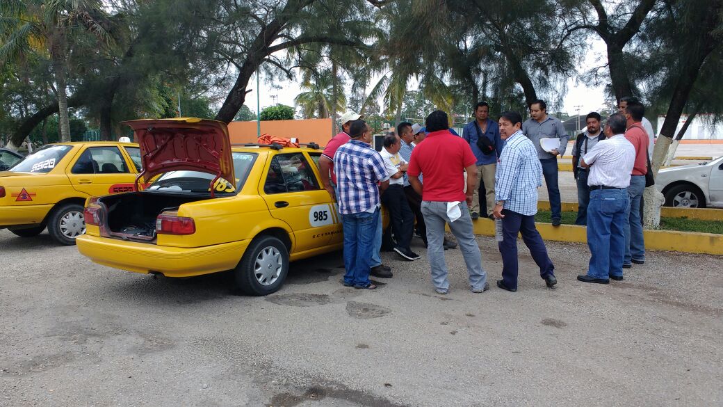 TabascoHOY's tweet photo. #JustoAhora Protestan choferes de la Unión de Taxis Amarillos por alza a la gasolina. 

Amenazan con un paro general en #Villahermosa https://t.co/1QpjeHhUHX