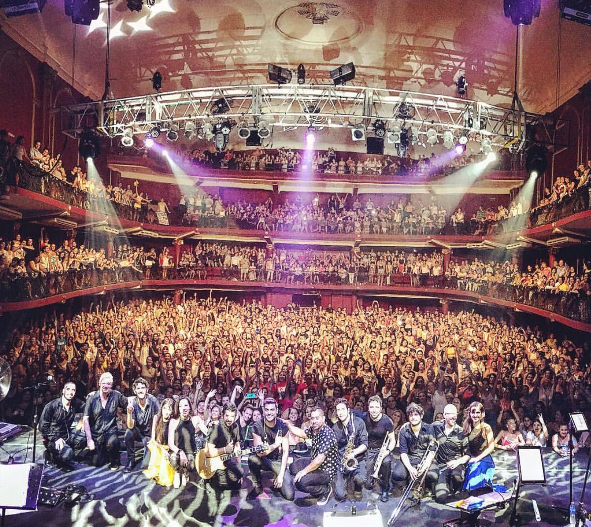 ACSHOWS's tweet photo. Con sus canciones @_carlosrivera hace vibrar el @teatrobroadway de Rosario, Argentina. #SoldOut https://t.co/Li1p0gypN0
