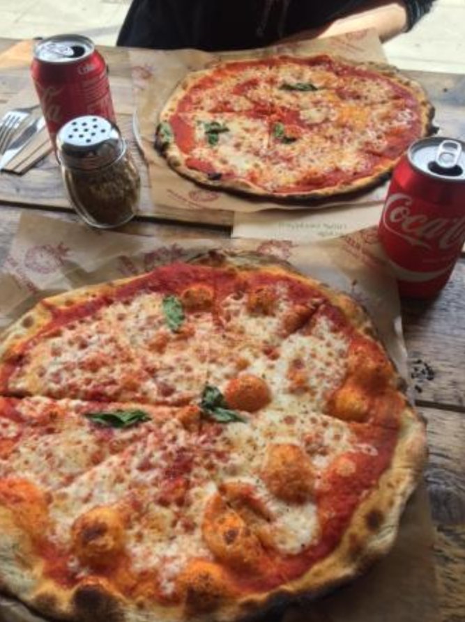 delicatefIicker's tweet photo. #NationalPizzaDay @FriendsTV #FRIENDS @Matt_LeBlanc #JoeyTribbiani #JoeySpecial #TwoPizzas Yayy!!!!😍😍 https://t.co/QUCu9o7vkQ