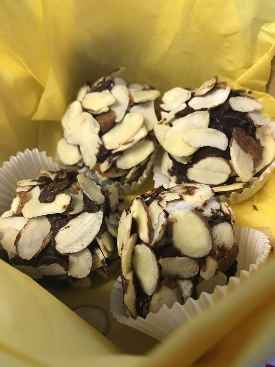 DC2CALI13's tweet photo. Had to take time out make and gift these to my BFF... I love using chocolate to make people happy 😃🍫🍫🍫 https://t.co/Rc1JiGHPst