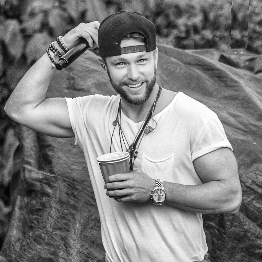 JimRobson11's tweet photo. Chris Lane with some liquid refreshments and having a good time, after all isn't that what its about..
#singer #songwriter #artist #live #canon #countrymusic #photography #columbus #ohio #musiv #nashville #musiccity #chrislane #forher #fix #brokenwindshieldview #letmeloveyou https://t.co/kZSe7n7gQF