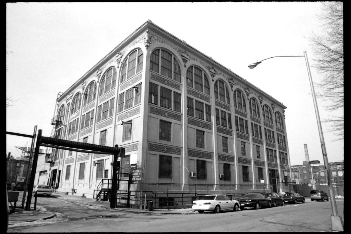 nyclandmarks's tweet photo. Did you know the first ever American chocolate-covered ice cream bar was called an Eskimo Pie? They were manufactured in Brooklyn at the Thomson Meter Company Building (later New York Eskimo Pie Corporation Building) from 1927 through 1966. Happy #FatTuesday https://t.co/fiKBWlNq7b