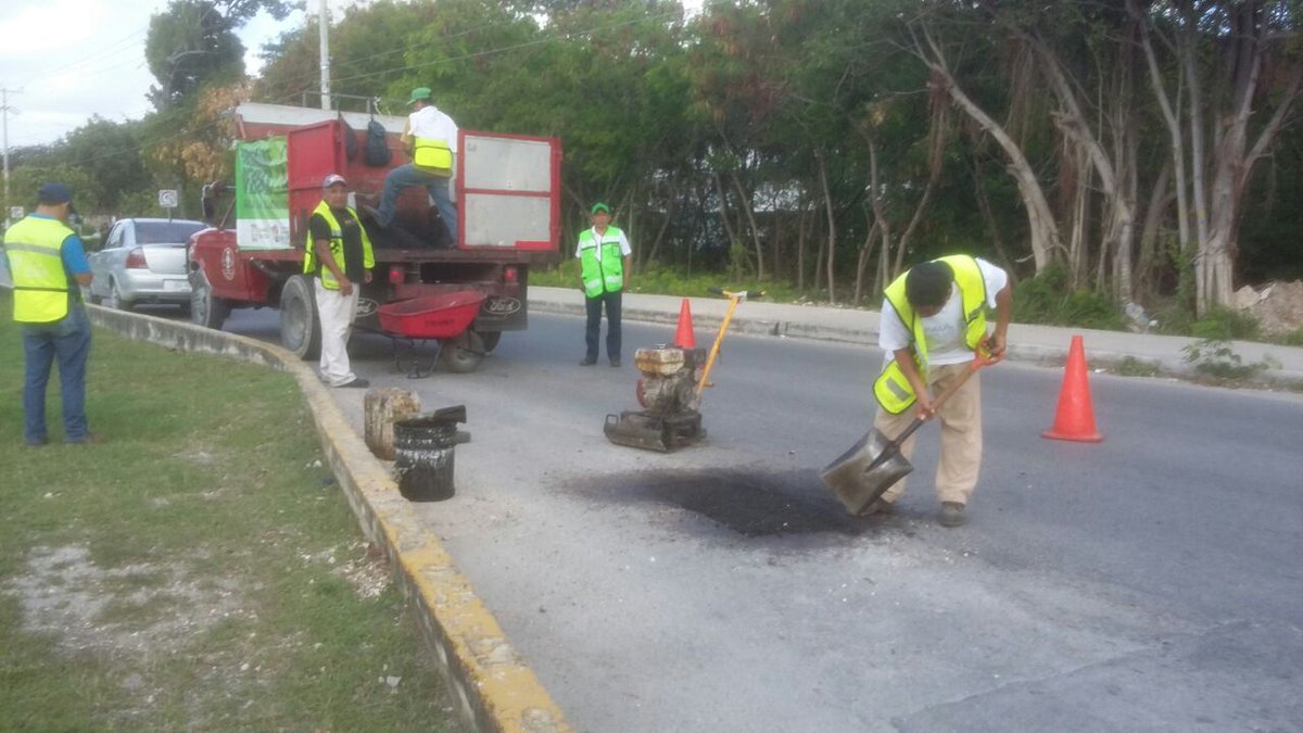 SerPublicosBj's tweet photo. Contamos con #BrigadasVerdes trabajando en el mantenimiento de vialidades en la Sm. 40, Av. Andres Q. Roo 

#NoPararemos✅

@rembertoestrada @RogerEspinosaR @jlcgcachorro @manolomprieto @AytoCancun https://t.co/mCj2Uw4TOU