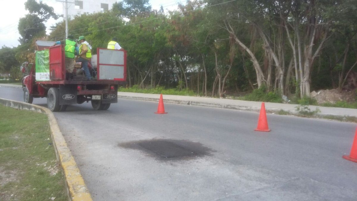 Contamos con #BrigadasVerdes trabajando en el mantenimiento de vialidades en la Sm. 40, Av. Andres Q. Roo 

#NoPararemos✅

<a href="/rembertoestrada/">Remberto Estrada</a> <a href="/RogerEspinosaR/">Roger EsPro</a> <a href="/jlcgcachorro/">jlcg cachorro</a> <a href="/manolomprieto/">manuel prieto loera</a> <a href="/AytoCancun/">Ayto Benito Juárez</a>