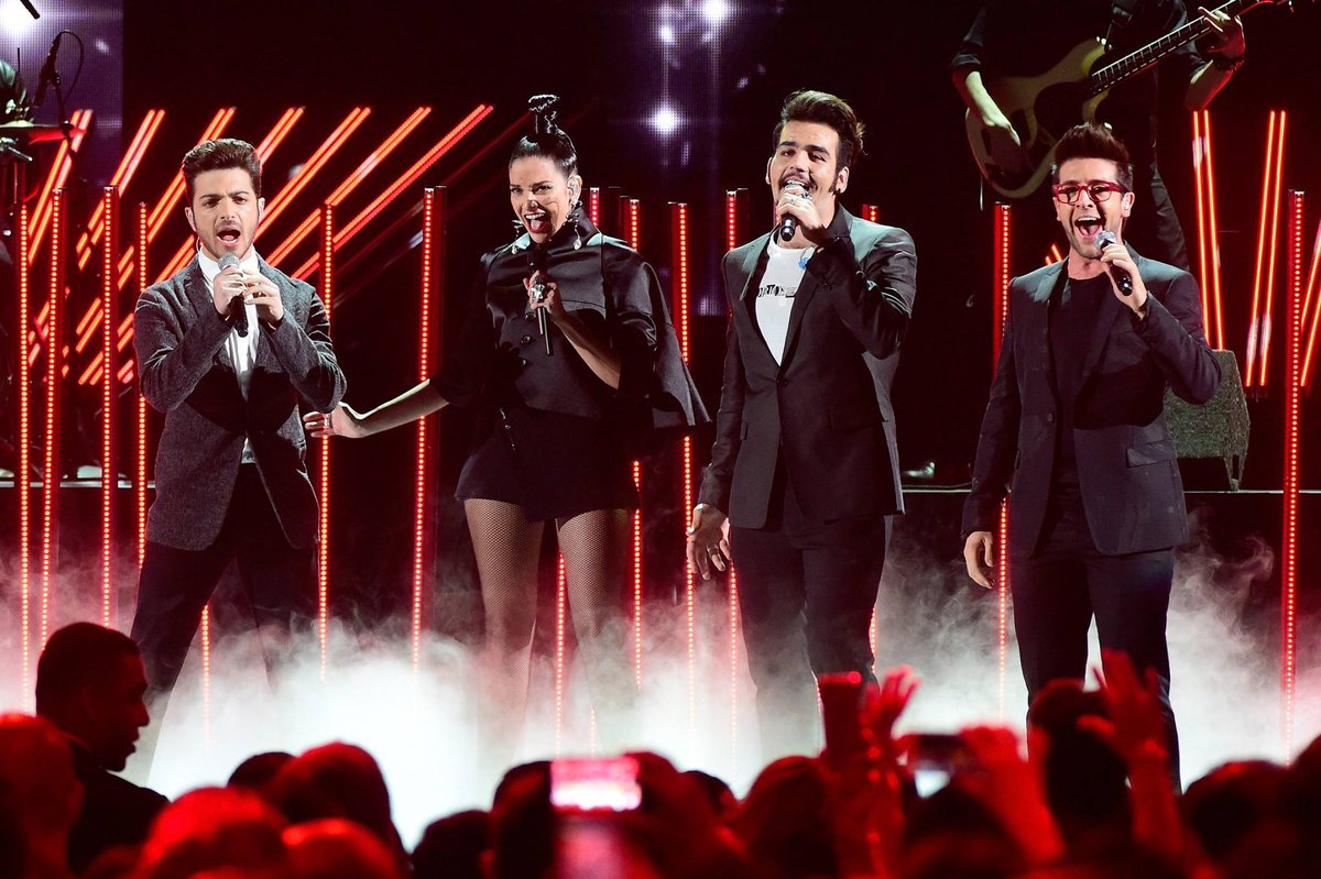 LatinGRAMMYs's tweet photo. #FlashbackFriday: @NataliaJimenez y @ilvolo 🎶Creo En Mi🎶 durante la 16a Entrega Anual del #LatinGRAMMY #FBF https://t.co/oTKYGffEIj