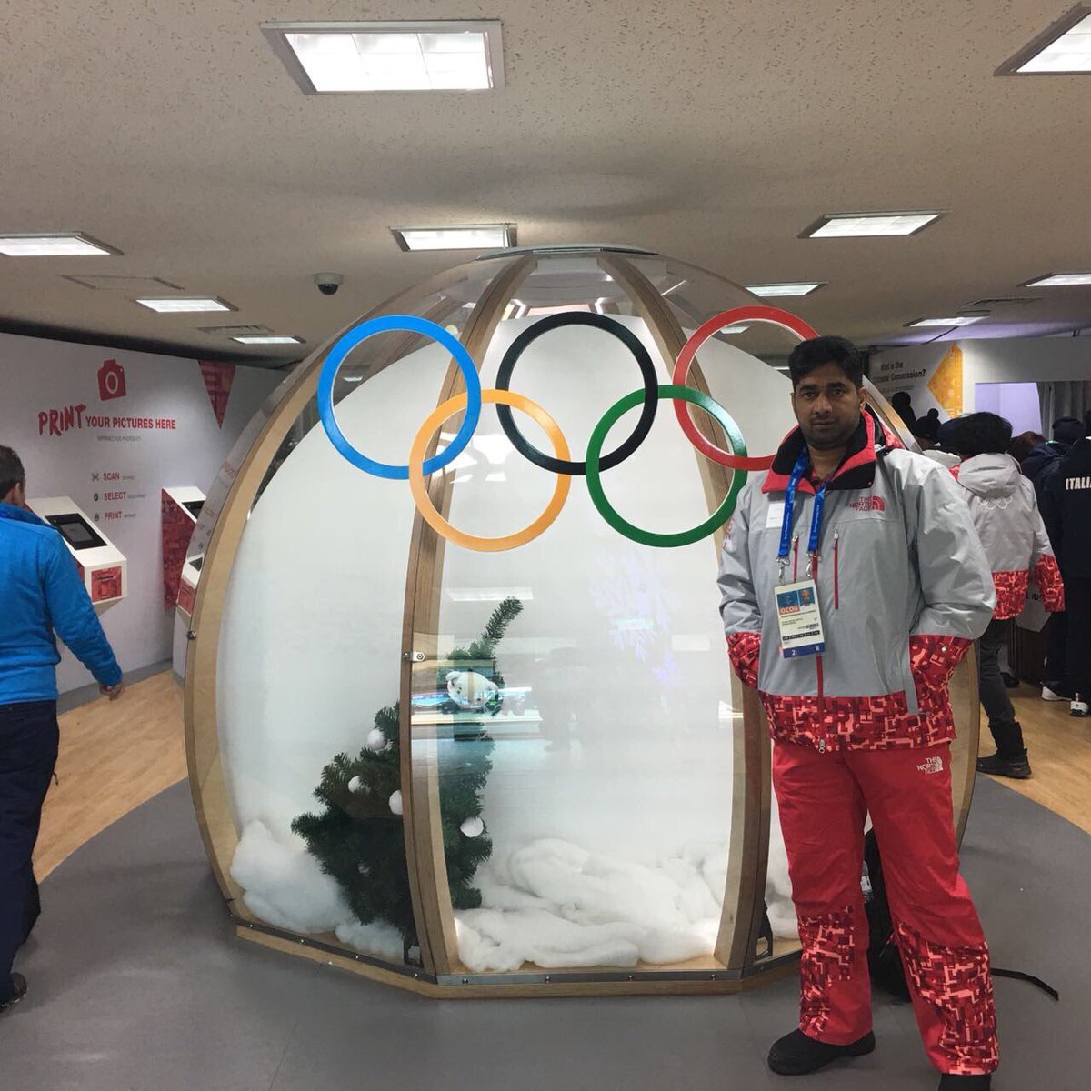 10fmradio's tweet photo. شعيب الزدجالي العربي الوحيد الذي تم اختياره كضابط فحص منشطات في أولمبياد بيونج شانج الحالية بعد مشاركات ناجحة في أربع أولمبياد
@OmanOlympics https://t.co/4SihhmJflA