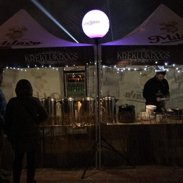 Nepaej garām ! Sasildīsim ar kādu karsto dzērienu un noteikti pabarosim izsalkušos! 
Šodien, rīt un arī svētdien būsim sastopami Ledusskulptūru festivālā Pasta salā!
Un, protams, gaidām pie mums siltās telpās Lielā ielā 19a! 😉