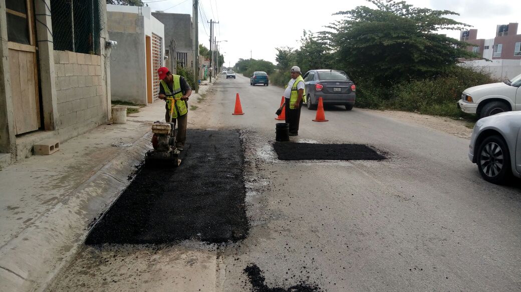 SerPublicosBj's tweet photo. Contamos con #BrigadasVerdes trabajando en el mantenimiento de vialidades en la Sm. 253, Calle Galaxias del Sol 

#NoPararemos✅

@rembertoestrada @RogerEspinosaR @jlcgcachorro @manolomprieto @AytoCancun https://t.co/cgTR2XOYmr