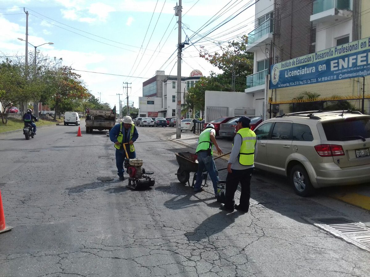 SerPublicosBj's tweet photo. Continuamos con #BrigadasVerdes trabajando en el mantenimiento de vialidades en la Sm. 512, Av. Nichupte

#NoPararemos✅

@rembertoestrada @RogerEspinosaR @jlcgcachorro @manolomprieto @AytoCancun https://t.co/pCdvX7LbYp