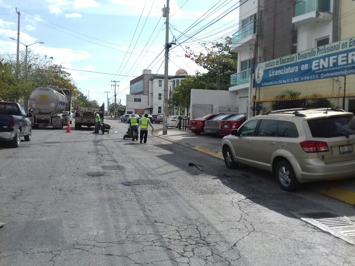 Continuamos con #BrigadasVerdes trabajando en el mantenimiento de vialidades en la Sm. 512, Av. Nichupte

#NoPararemos✅

<a href="/rembertoestrada/">Remberto Estrada</a> <a href="/RogerEspinosaR/">Roger EsPro</a> <a href="/jlcgcachorro/">jlcg cachorro</a> <a href="/manolomprieto/">manuel prieto loera</a> <a href="/AytoCancun/">Ayto Benito Juárez</a>