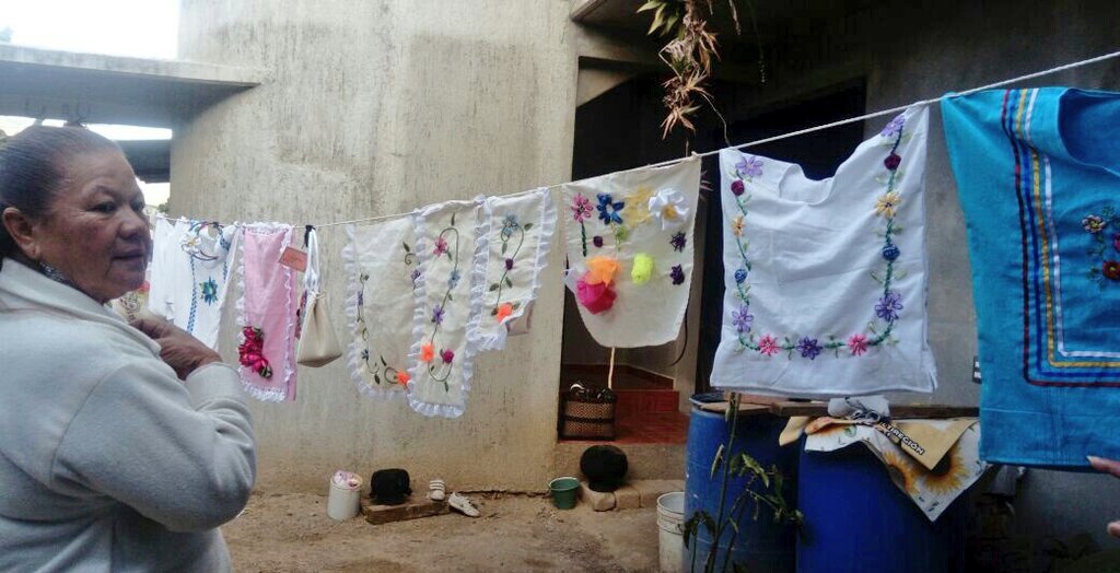 ACOaxaca's tweet photo. Clausuramos el curso de bordado de listón, corte y confección, que realizamos en la colonia Forestal perteneciente a Santa María Atzompa. https://t.co/joOVDoguw6