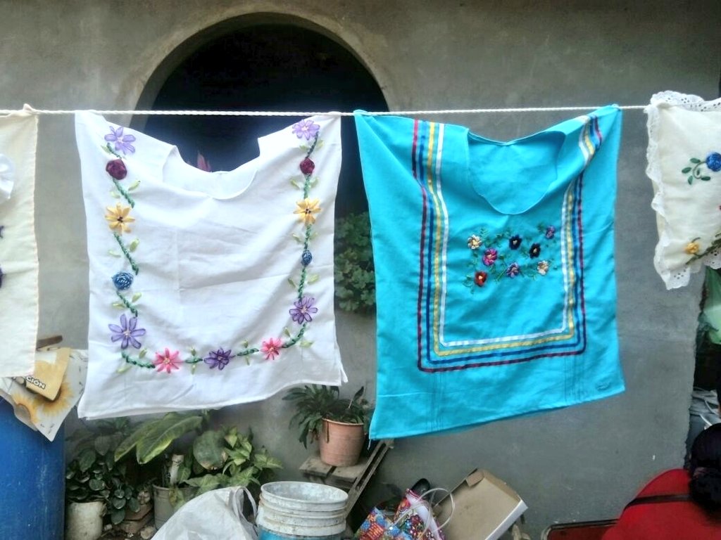 ACOaxaca's tweet photo. Clausuramos el curso de bordado de listón, corte y confección, que realizamos en la colonia Forestal perteneciente a Santa María Atzompa. https://t.co/joOVDoguw6