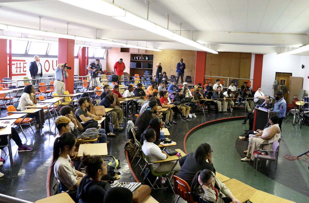 Two weeks left to apply! The Philadelphia City Scholarship provides $1000 every year for up to four years of college. Get your application together ➡️ bit.ly/cityscholarship #PHLcollege