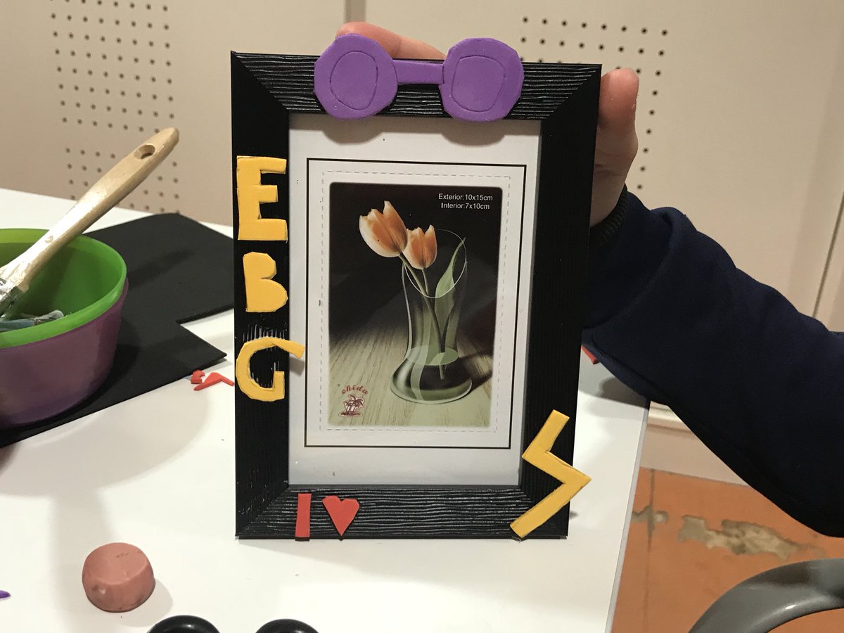 Esplujove's tweet photo. Divendres de dinamització al Remolí! 👏🏼 Hem decorat marcs de fotos per St Valentí!💕 #esplujove #esplugues #remoli #manualitats #decoracio #fotografia #regalsfetsama #handmade #joves https://t.co/ojUoXdqEBm
