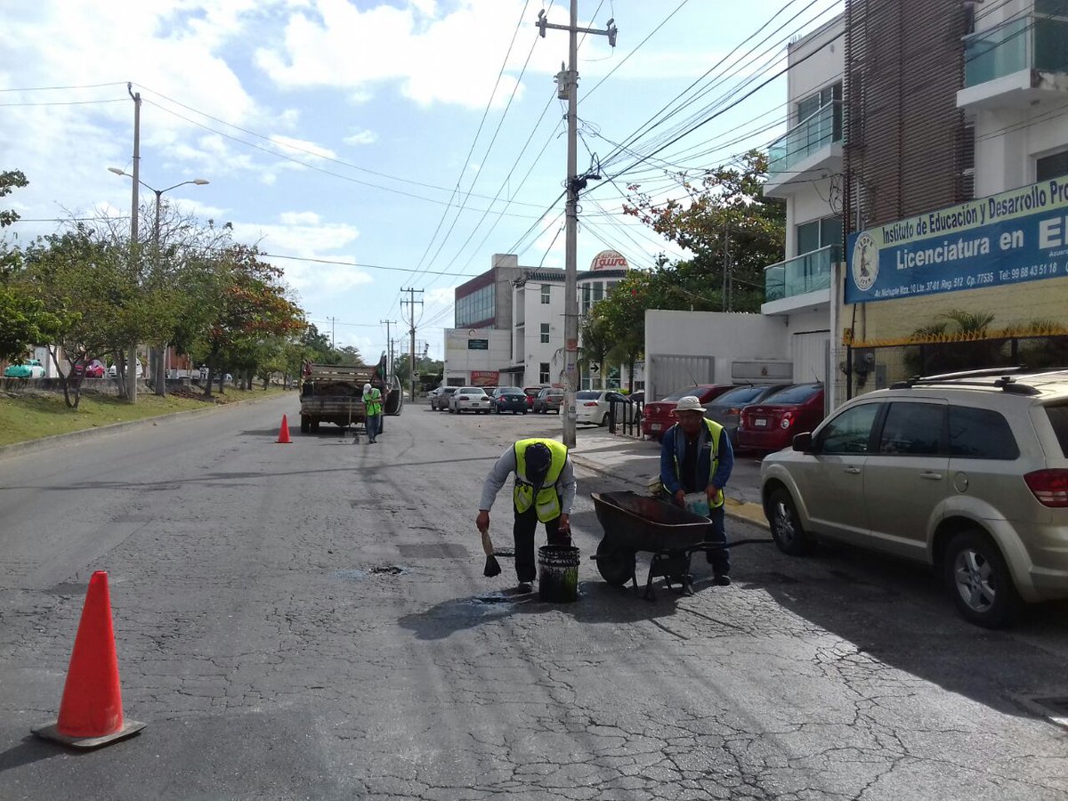 SerPublicosBj's tweet photo. Continuamos con #BrigadasVerdes trabajando en el mantenimiento de vialidades en la Sm. 512, Av. Nichupte

#NoPararemos✅

@rembertoestrada @RogerEspinosaR @jlcgcachorro @manolomprieto @AytoCancun https://t.co/pCdvX7LbYp