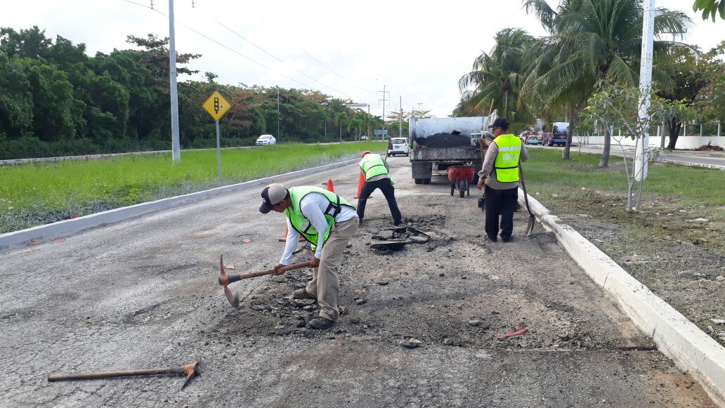 SerPublicosBj's tweet photo. Contamos con #BrigadasVerdes trabajando en el mantenimiento de vialidades en la Sm. 76, Av. Bonampak

#NoPararemos✅

@rembertoestrada @RogerEspinosaR @jlcgcachorro @manolomprieto @AytoCancun https://t.co/17HLncb2iF