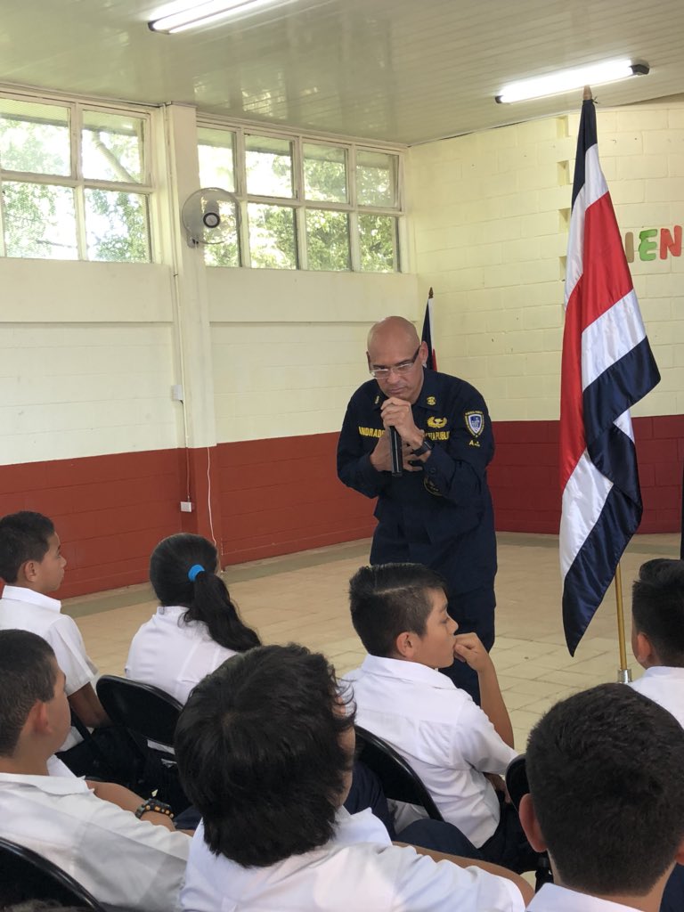 j_j_andrade's tweet photo. Hoy anunciamos el operativo #ClasesSeguras2018 en la Escuela Castro Madríz, exhortando a los niños a tomar medidas de seguridad:
- No hable ni reciba regalos de extraños.
- En caso de emergencia llame al 9-1-1.
- Confié en la Policía porque somos amigos.
#HacemosNuestroTrabajo https://t.co/40LfgmG3bu