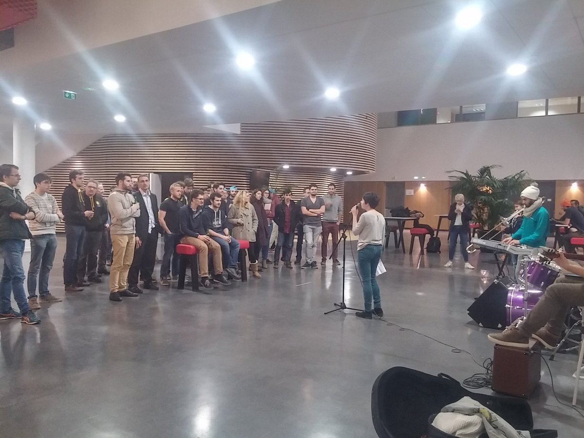 Pause musicale <a href="/Ense3/">Grenoble INP - Ense3</a> pour les equipes du hackathon "pour un avenir plus smart" <a href="/vinci/">VINCI</a>, détente avant le premier pitch des idées