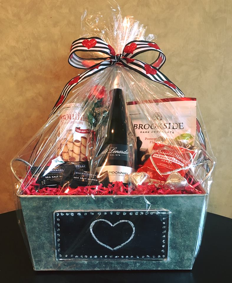 FinewineCom's tweet photo. Valentines Day gift baskets available limited time only. https://t.co/iTWs8urZzi https://t.co/4TXqcxtKHA