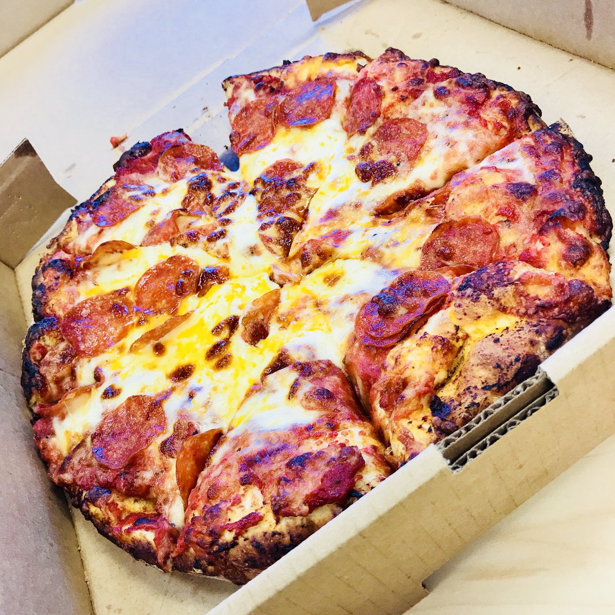 AubreeMart's tweet photo. #NationalPizzaDay never tasted so good!! ❤️❤️🍕🍕Sharing with my #MWBankTeam of course! https://t.co/puRH4jZID1