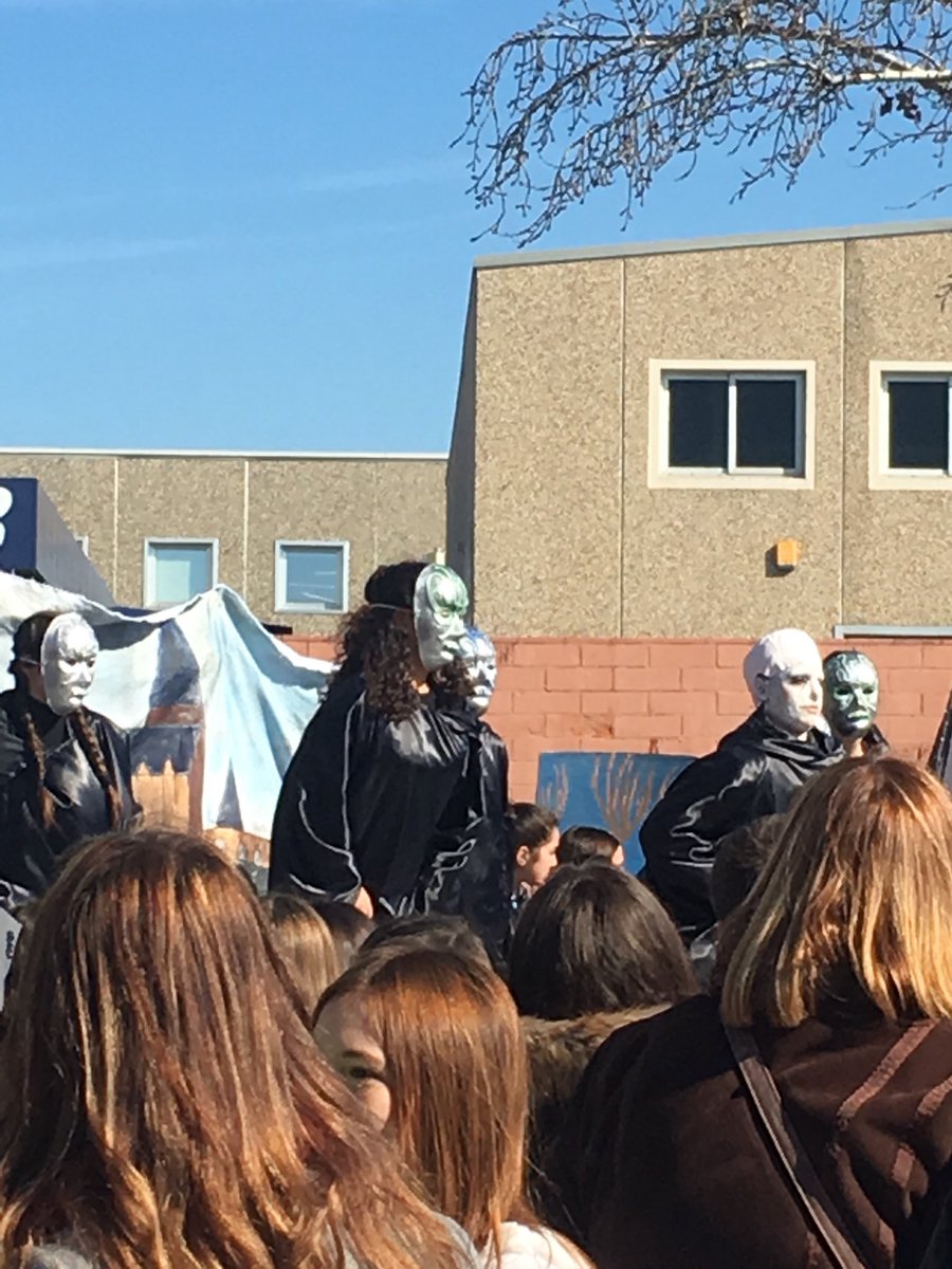 BiblioDali's tweet photo. Avui a l’Institut hem celebrat el Carnestoltes!! https://t.co/yA3dfpHap8