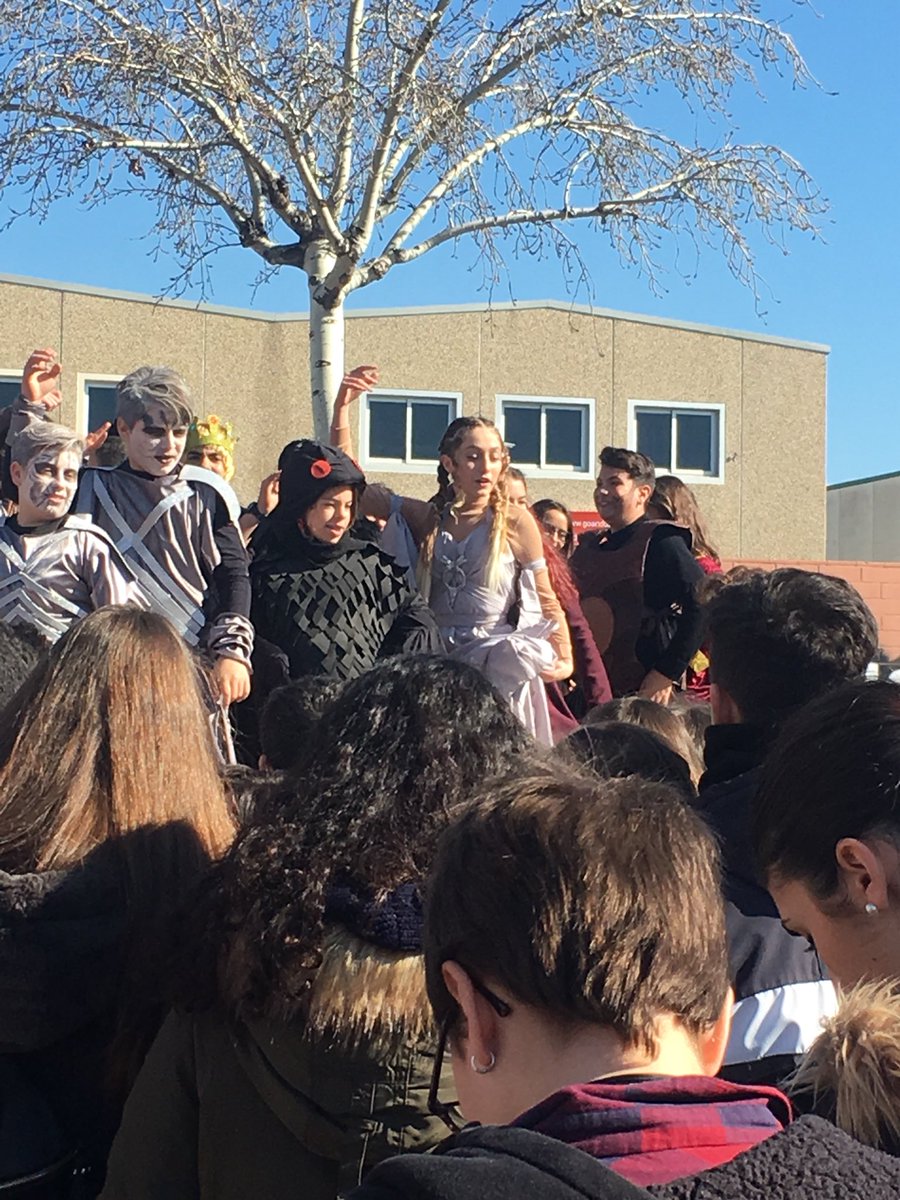 BiblioDali's tweet photo. Les diferents classes han treballat de valent per fer les disfresses https://t.co/n3ne081nqq