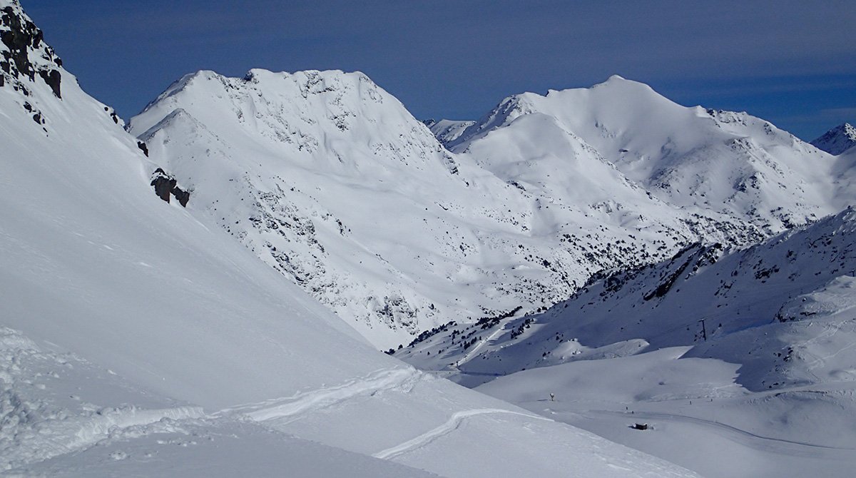 nwpowderdays's tweet photo. |#BigPowderDay| 09.02.18
Hoy Big Day en @OrdinoArcalis con el #NoWorkersTeam exprimiendo al máximo las áreas de freeride de esta magnífica estación andorrana cargada de #powder... Buen plan para el finde! 🤟😎
#TheAdventureBeginsWithNWPD #NoWorkingOnFridays https://t.co/MiPgenk0DM