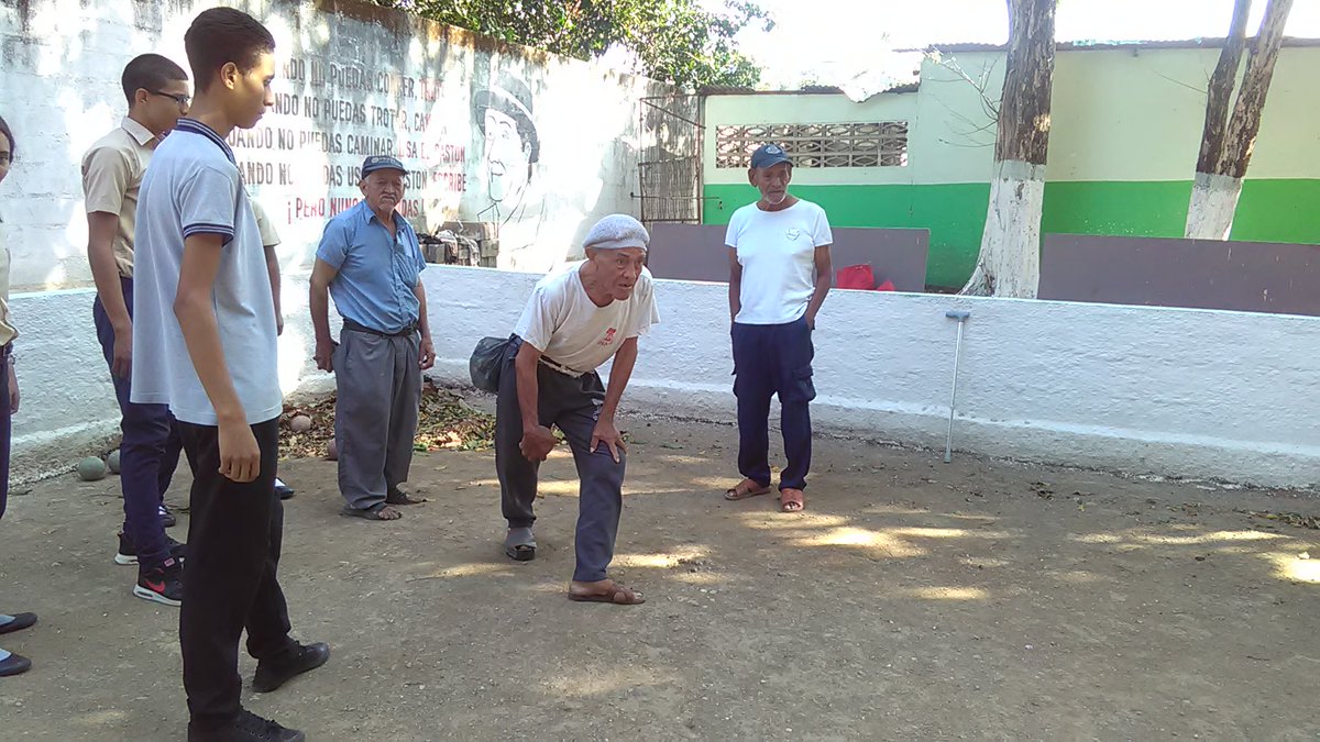 inass_araure's tweet photo. Envejecimiento Activo Abuelos y Pasantes de Fe y Alegriacomparten una tarde de esparcimiento #BonoAlegriaYCarnaval @salainass @magallyvina @RRPP_INASS @SmsPortuguesa @UAMOFICIAL https://t.co/lsNO8CqIvN