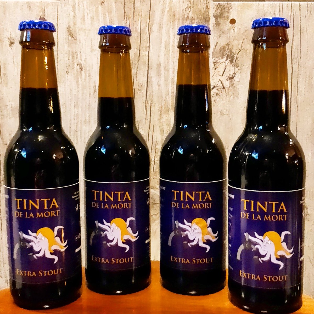 Ja torna a ser aquí la Sra. Popa amb la seva cervesa.
La nostra cervesa, la de la casa!!!

🍺 <a href="/CCatalluna/">Cerveseria Catalluna</a>  Tinta de la Mort
(Extra Cocoa Stout), 9,5% ABV. 36 IBU.
Feta a <a href="/CervesesPopaire/">Kristian Meyenburg</a> i la seva mà màgica.
#Catalluna #SomCervesaArtesana #CervesaArtesana  #CervesaCatalana #Beer