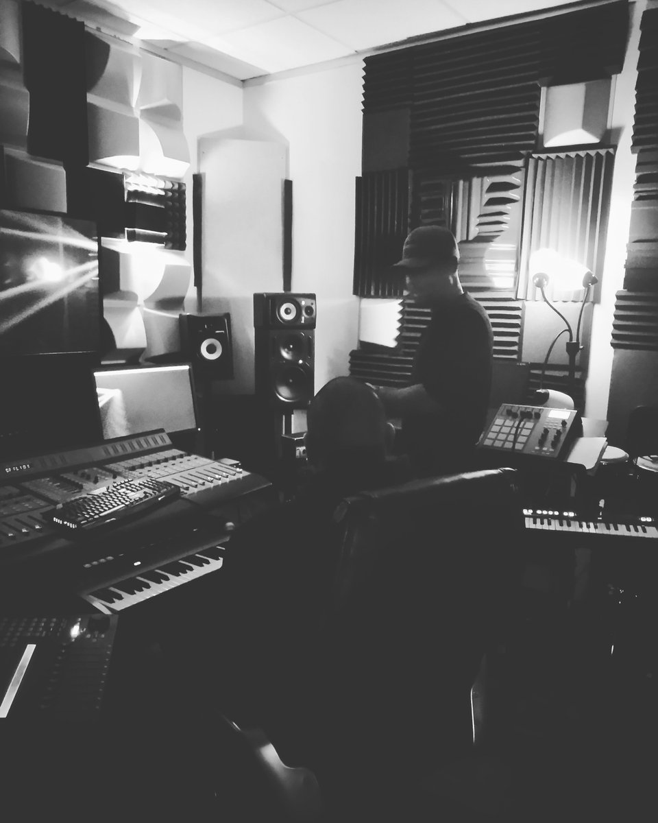 MajorKeyz's tweet photo. @MajorKeyz Teaching Audio Engineering at the studio 

#AudioEngineering #MusicSchool #HoustonRecordingStudio #Mentor #Producer #MajorKeyz https://t.co/E1QqfkOPV8