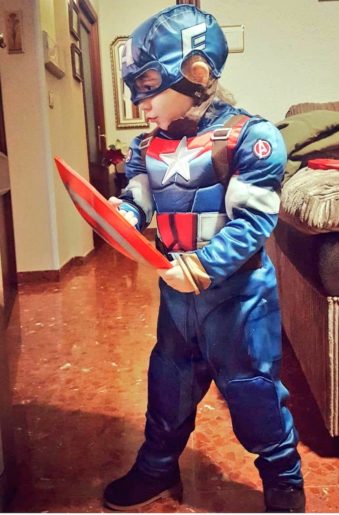LaFabrica3D_'s tweet photo. Nuestra modelo favorita se puso loca de contenta cuando le entregamos el escudo del Capitán América de https://t.co/BIFTyTHnSw https://t.co/aV0vslaxIO