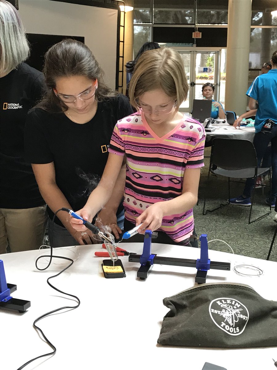 MsPahl_HGE's tweet photo. Underwater Robots Camp with two @hgepanthers! #underwaterrobots4girlsonly @HCPSElemScience @MsPahl_HGE https://t.co/qAU6lOthbg