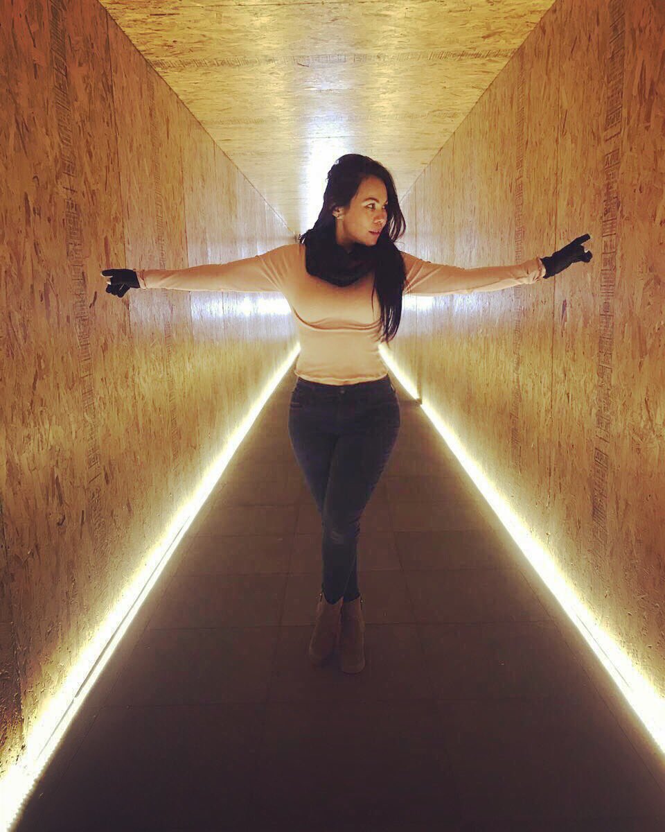 Entre pasillos. Feliz viernes!❤️ 🎬 #argos #hall #actress #actrizmexicana #latina #onthego