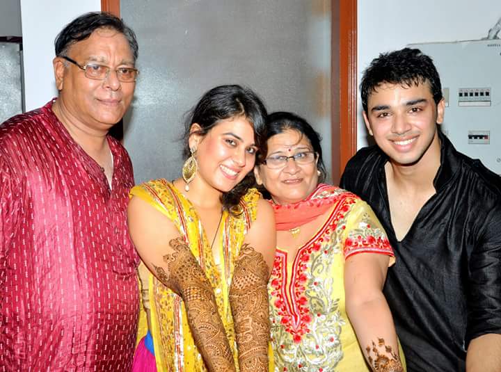 Maisha1611's tweet photo. Found these pictures on fb!
Such a cute &amp; happyfamily!💕
@BawaSamridh 's dad is just litt!🔥he's so cute! Wish him all the happiness &amp; good health!
P.s:- @BawaSamridh u'r also looking good!😌🔥💕 https://t.co/iLv3IPnjQX