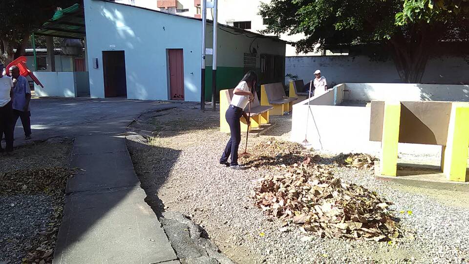 inass_araure's tweet photo. Operacion limpieza en nuestro centro apoyados por los pasantes de fe y alegria #BonoAlegriaYCarnaval @salainass @magallyvina @RRPP_INASS https://t.co/JJP0ChRoyh