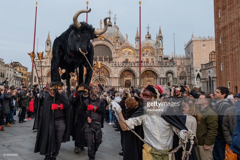 The bull arrives in Piazza San Marco during the traditional events of #Carnival 'Cutting off the Bull's head' and 'Dance of the Masks' in #Venice Photo by <a href="/stmaefzz/">Stefano Mazzola</a> and <a href="/yomagj/">Luca Zanon Fotografo</a> for <a href="/GettyImages/">Getty Images</a> #CarnevaleVenezia2018 #carnival2018 <a href="/Venice_Carnival/">Carnevale di Venezia</a> bit.ly/BullVenice