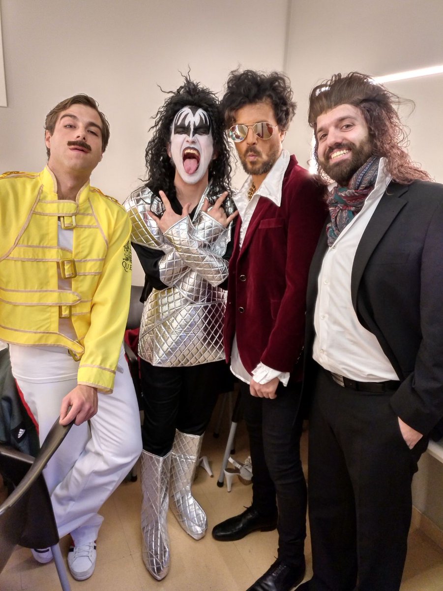 Hoy hemos vuelto a nuestra casa de una forma muy especial: tocando en el pregón del Carnaval en el <a href="/Teatroideal/">Teatro Ideal</a>. Gracias <a href="/aytocalahorra/">Ayuntamiento de Calahorra</a> por contar con nosotros!! (en camerinos nos hemos encontrado con algún famosete que otro...)