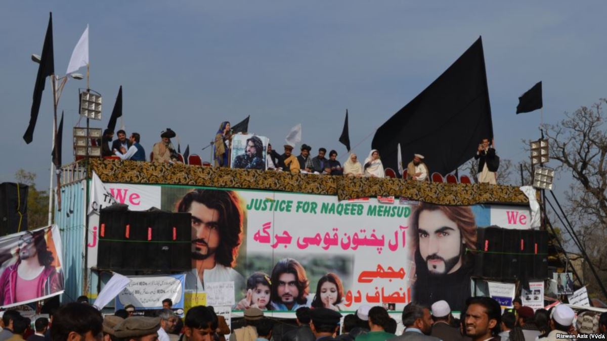 VOAPashto's tweet photo. په پاکستان کې د پښتون لاریون کوونکو شمیر زیاتیږي https://t.co/FRMlTXF325 https://t.co/BY1dZqLif5